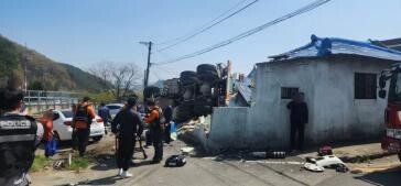마산서 ‘26t 레미콘’ 만취운전…주택 덮쳐 70대 주민 사망