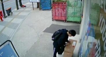 “공짜 사탕 고마워서”…가게 앞 박스 날라준 중학생 화제