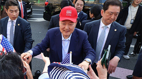 尹, 빨간 모자 쓰고 주먹 불끈… “새로운 길 찾겠다”