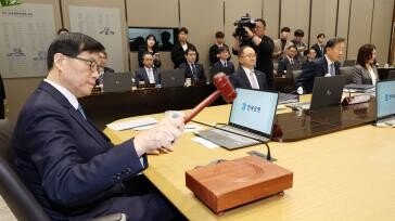 한은 기준금리 2.75% 동결…환율 변동성 커져 ‘관망 모드’