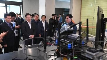 이재명, 文정부와 선긋기…탈원전 폐기-부동산공약 자제