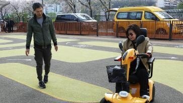 전동휠체어 이용자 74% 교통사고 위험…“장애인 보행 환경 개선을”