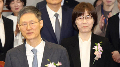 퇴임 두 재판관 “헌재 결정 존중을”…文 “재판관 구성 다양화 필요”
