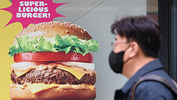 투썸·KFC·버거킹, 최대 실적에도 가격 올려…‘그리드플레이션’ 논란