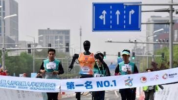 中서 세계 첫 로봇 하프마라톤 열려…2시간 40분 만에 완주