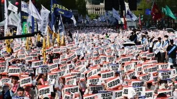 내년 의대 정원 3058명 동결에도…의협, 궐기대회 열고 의료개혁 중단 촉구