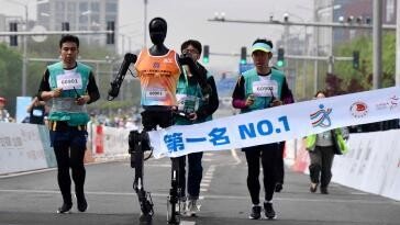사람처럼 마라톤 뛴 로봇, 하프코스 2시간대 골인