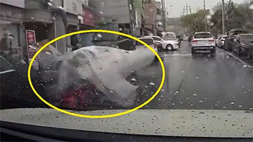 바람에 밀려온 리어카와 ‘쾅’… “車 보상요구 야박” “법대로”