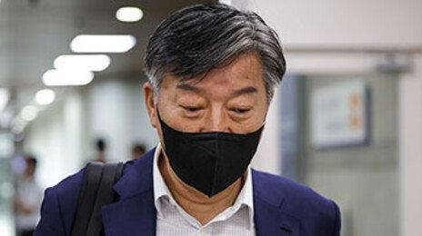 김홍희 “승진 도움주면 보답” 文인척에 프로필 건네