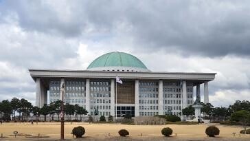 국회 의원회관 화장실서 손도끼·너클 발견…경찰 내사 착수
