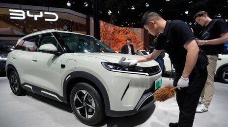 지난해 전기차 글로벌 판매량, 中 BYD가 테슬라 제쳤다