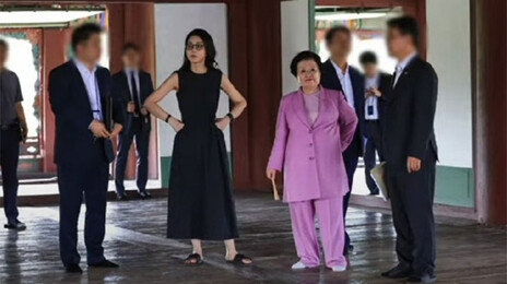 김건희, 슬리퍼 신고 이배용과 경회루에?…사적으로 고궁 이용 의혹 확산