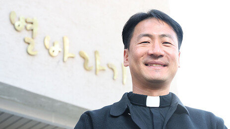 편의점 인수해 보육청년 자립 돕는 송원섭 신부 “믿으면 혼자설 수 있어”