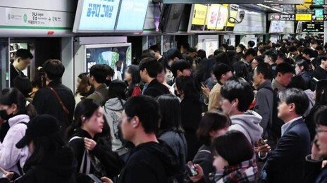 강남역 계단 밀집도, ‘마비상태’의 2배… “매일 압사위험 느껴”