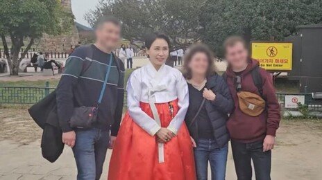 김혜경 여사, 한복 차림으로 첨성대 등장…관광객과 사진 촬영