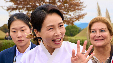 김혜경 여사, 불국사에 APEC 배우자 초청…직접 고른 선물은?