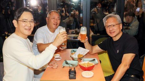 ‘깐부회동’ 젠슨 황 앉았던 그 자리, 인기 폭발…이용 1시간 제한