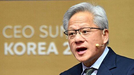 젠슨 황 “中, 에너지·규제 우위로 AI 경쟁서 美 앞지를 것”