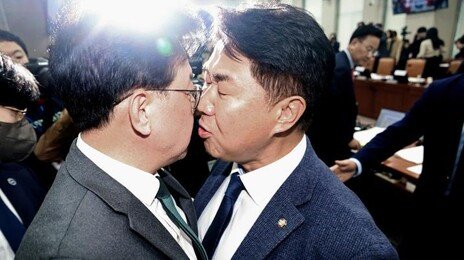 송언석-이기헌 ‘배치기 싸움’…‘김현지 없는’ 대통령실 국감 파행
