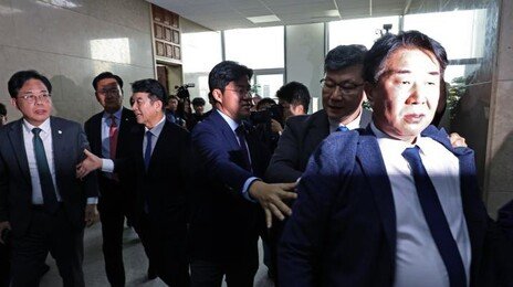 송언석-이기헌 ‘배치기 싸움’…‘김현지 없는’ 대통령실 국감 파행