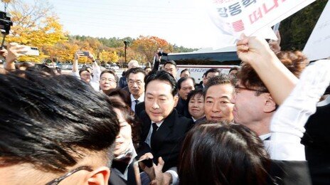 “내란범” “물러가라” 5·18묘지 찾은 장동혁, 광주시민 항의에 묵념만