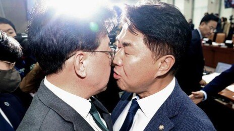 ‘배치기’ 송언석 “김현지가 뭐길래…與, 국감출석 막으려 온갖 꼼수”