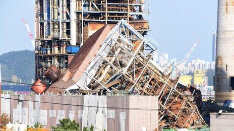 25m 높이서 작업중 와르르…얽힌 잔해 절단해가며 매몰자 수색