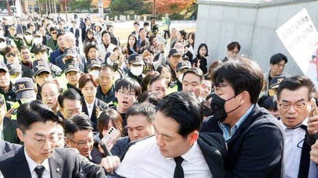 5·18묘역 찾은 장동혁, 시민단체 반발에 참배 못해