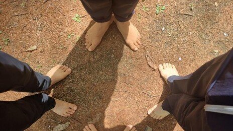 “맨발로 걸어서 잠 잘 자니 자살 생각 완전히 사라졌다”