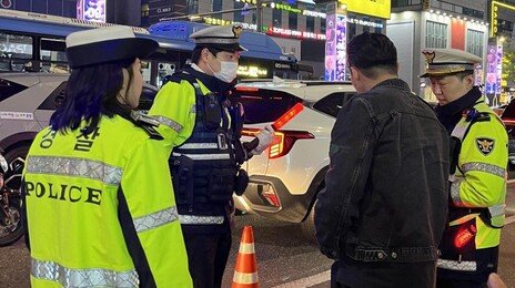 강남역사거리서 멈춘 차량 행렬…경찰 음주단속에 곳곳 ‘면허 정지·취소’