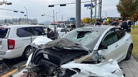 대전서 ‘과속 테슬라’에 10중 추돌… 1명 사망-15명 부상