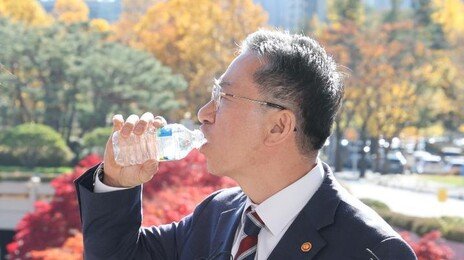 정성호의 “물 좀”…그 순간 쏟아진 셔터 세례의 의미