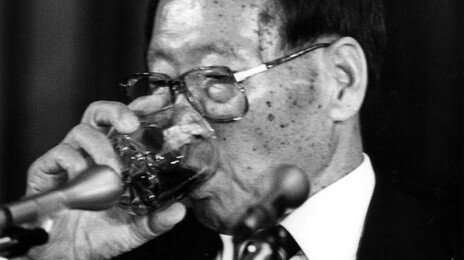 정성호 법무장관  ‘물 마시는 순간’에 담긴 정치적 긴장과 부담