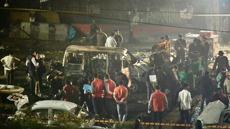 인도 유적지서 車폭발로 9명 사망 “테러 가능성 수사”