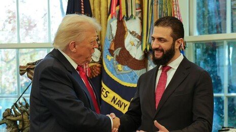 트럼프, ‘알카에다 출신’ 시리아 대통령과 백악관 회담 “제재 유예”