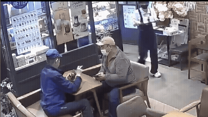 무릎 꿇고 ‘수어 인사’ 건넨 카페 점주 “선행 돌고 돌면 삭막한 세상도 좋아질 것”