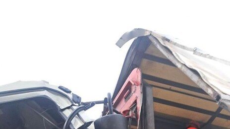 서해안고속도로 화물차 사고, 일대 통행 차단…50대 운전자 숨져