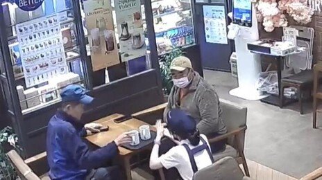 ‘무릎 꿇고 수어’ 커피숍 점주 영상 142만뷰… “선행 돌고 돌면 삭막한 세상 점차 좋아질 것”