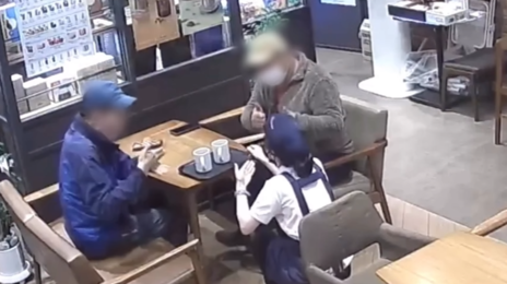 무릎 꿇고 ‘수어 인사’ 건넨 카페 점주 “선행 돌고 돌면 삭막한 세상도 좋아질 것”