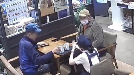 ‘무릎 꿇고 수어’ 카페 점주 “누구든 잠깐이라도 행복했으면”