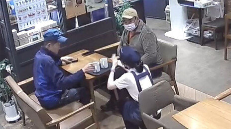 ‘무릎 꿇고 수어’ 커피숍 점주 영상 142만뷰… “선행 돌고 돌면 삭막한 세상 점차 좋아질 것”