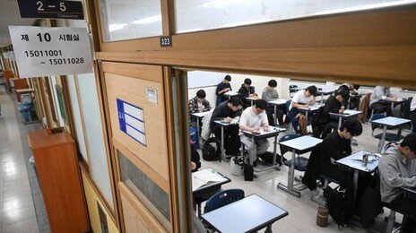 “미역국도 안 먹고 비행기 이착륙 금지” 韓 수능문화 외신도 주목