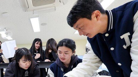 “국어-수학 1등급컷 최대 10점 하락… 정시 합격선은 작년 수준”