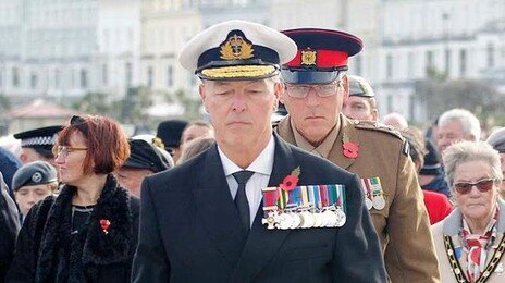 “훈장이 수상해!”…‘제독’ 행세 英남성, 네티즌 수사대에 딱 걸렸다