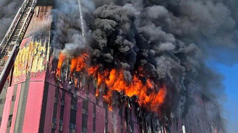 亞최대 이랜드 물류센터 화재, 9시간30여분만에 큰 불길 잡아