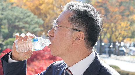 정성호 법무장관  ‘물 마시는 순간’에 담긴 정치적 긴장과 부담