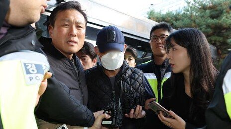 “모야모야병 심해 기억 흐릿”…시장 돌진 트럭 몬 60대 구속심사 출석