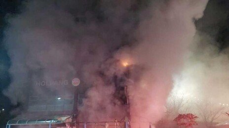 태백 주유소 인근서 야간에 4층 상가 전소…소방대원 중상