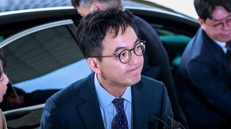 구자현 檢총장대행 첫 출근…與 “검사징계” 강공속 조직안정 중책