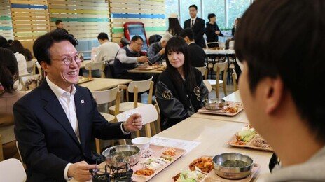 대학생과 ‘천원의 아침밥’ 먹은 金총리, 메뉴 보고 한 말은